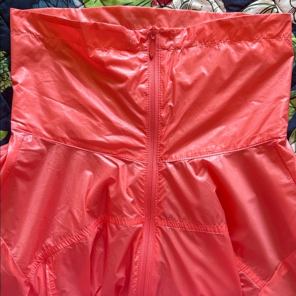 Columbia PFG orange windbreaker has front pockets - Picture 7 of 7